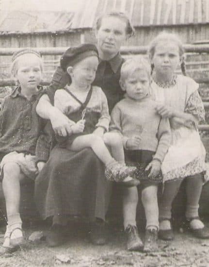 Мама и дети (слева направо): Эльвира, я, Толя, Элла